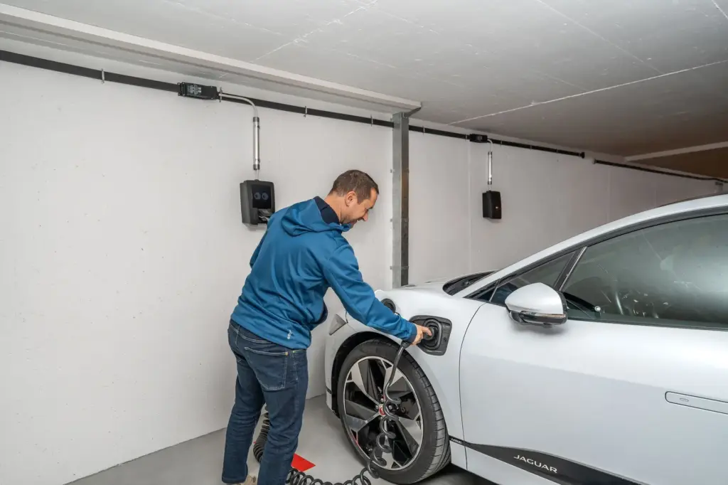 laadpaal en zonnepanelen combineren zo laad je slim en goedkoop