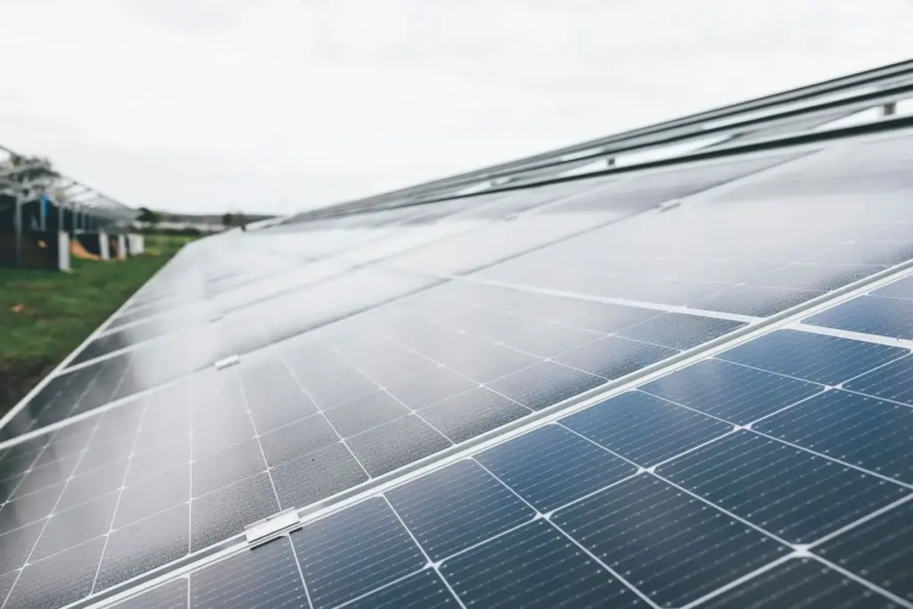 zonnepanelen laten reinigen is een schoonmaakbeurt de moeite waard