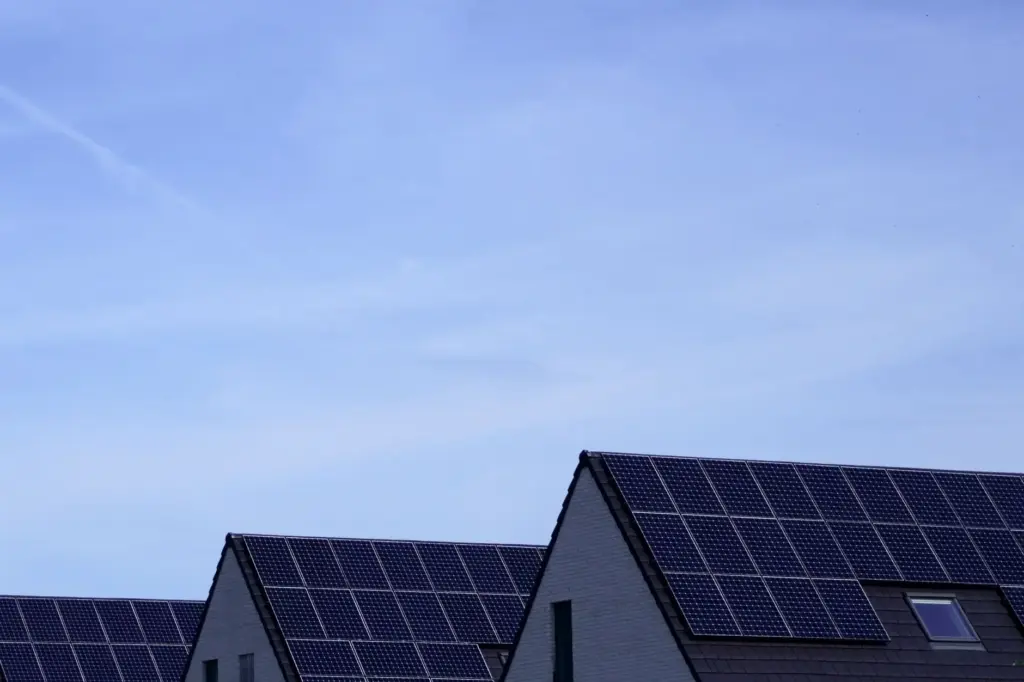 zonnepanelen op een plat dak waar moet je op letten