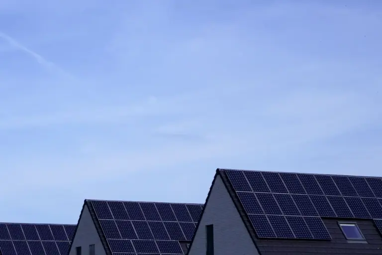 zonnepanelen op een plat dak waar moet je op letten